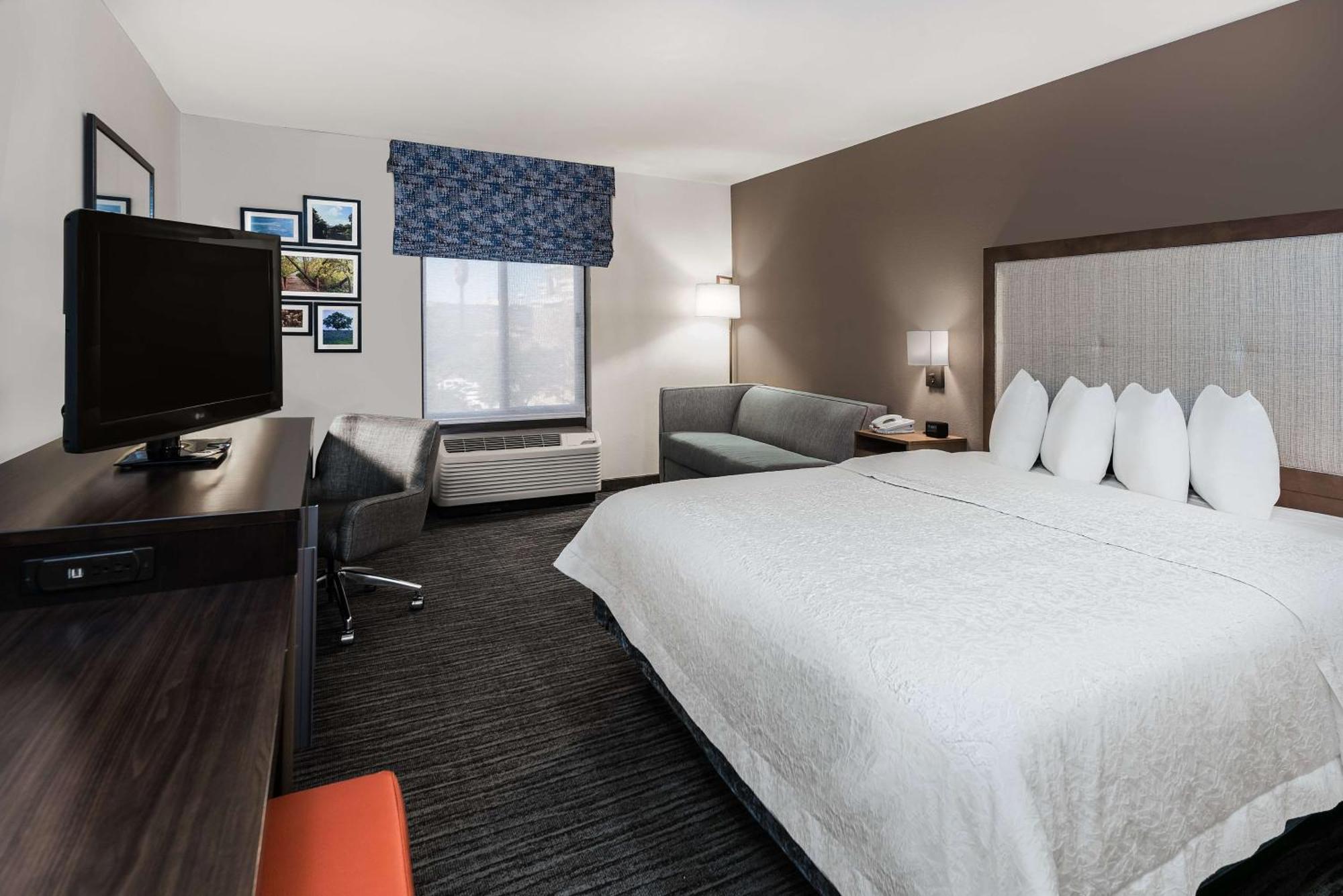 Hampton & Hotel