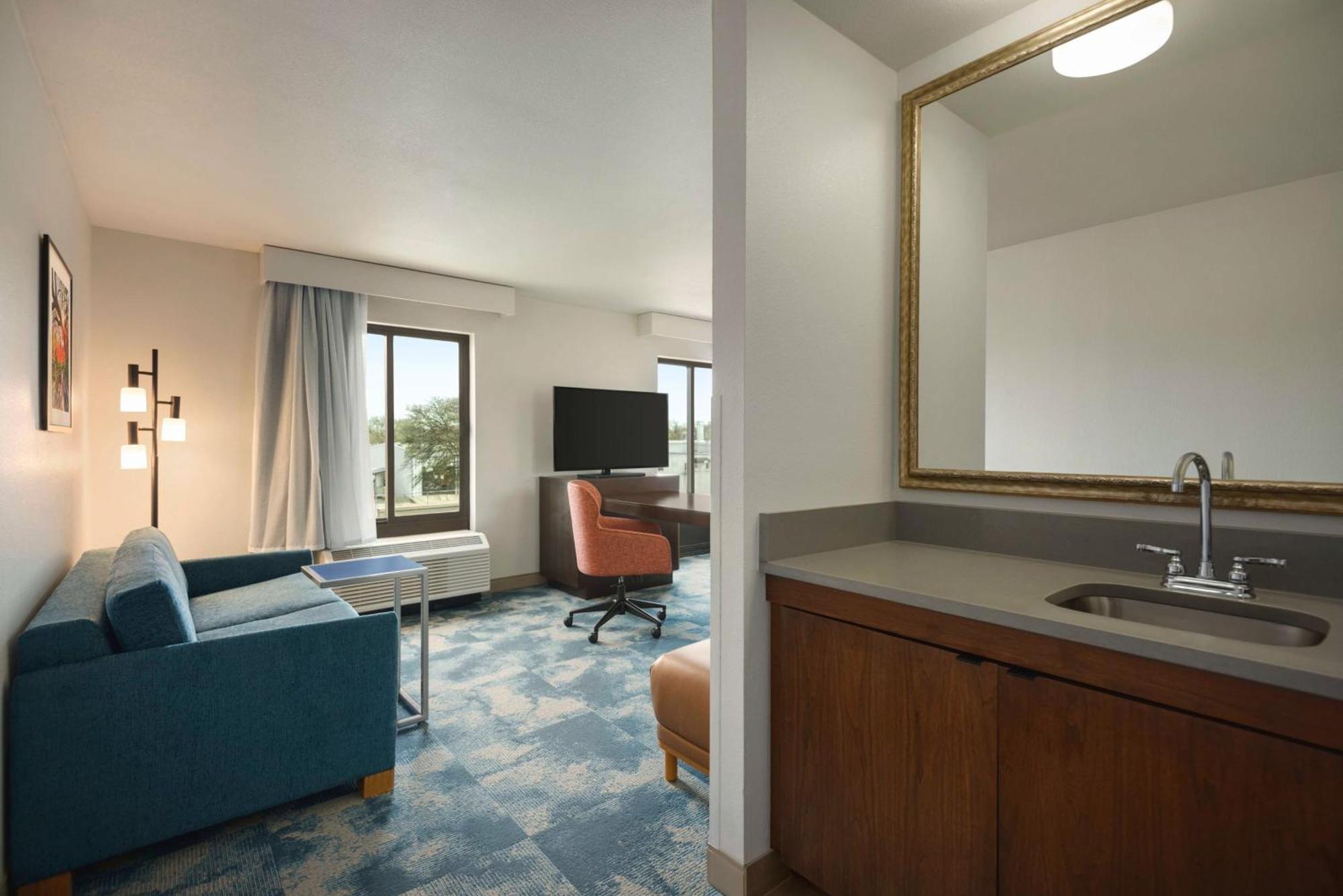 Hampton & Hotel