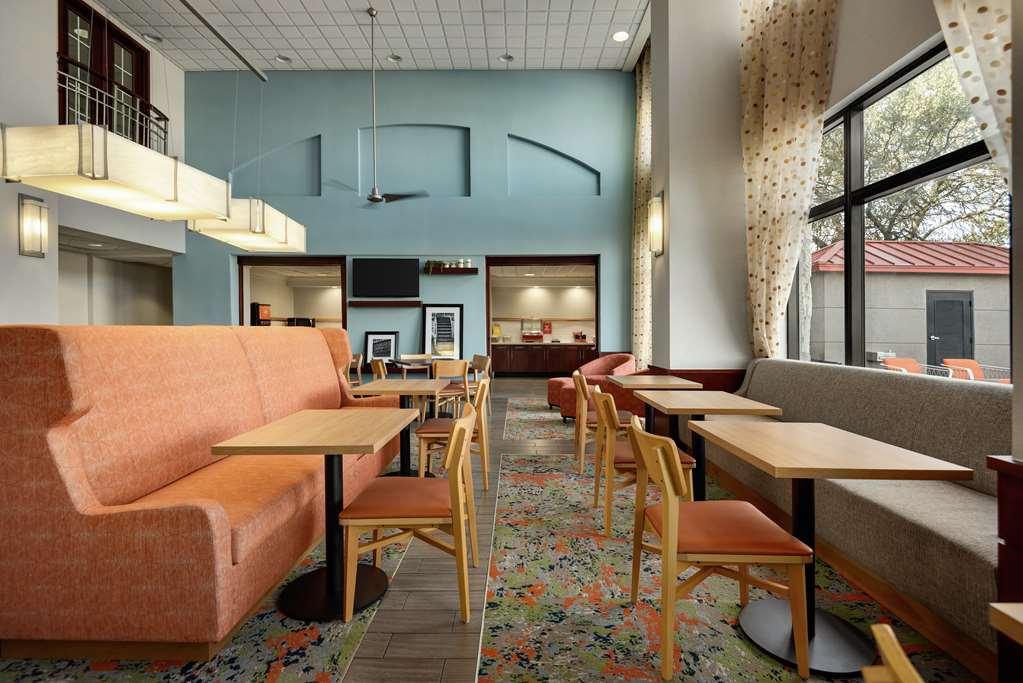 Hampton & Hotel